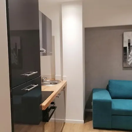 Modern Appt With Blacon In Apartman *